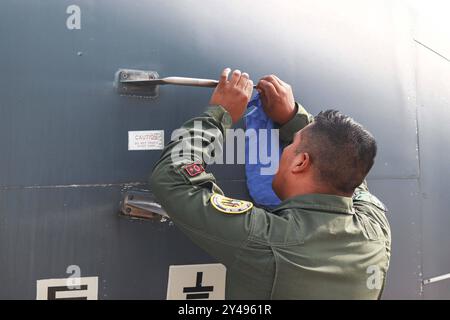 Défilé du 214e anniversaire de l indépendance du Mexique les pilotes de l armée de l air mexicaine se préparent avant de piloter des avions militaires pendant la célébration du défilé civique militaire en commémoration du 214e anniversaire du jour de l indépendance du Mexique. Le 16 septembre 2024 à Mexico, Mexique. Mexico CDMX Mexique Copyright : xCarlosxSantiagox Banque D'Images