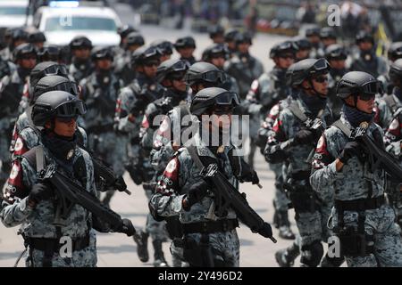 Mexico, Mexique. 16 septembre 2024. Des soldats participent à un défilé militaire du jour de l'indépendance sur la place Zocalo à Mexico, Mexique, le 16 septembre 2024. Crédit : Li Mengxin/Xinhua/Alamy Live News Banque D'Images