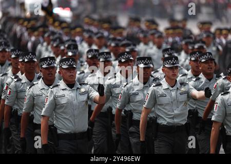 Mexico, Mexique. 16 septembre 2024. Des soldats participent à un défilé militaire du jour de l'indépendance sur la place Zocalo à Mexico, Mexique, le 16 septembre 2024. Crédit : Li Mengxin/Xinhua/Alamy Live News Banque D'Images