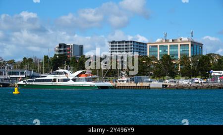 Front de mer de Geelong avec des bateaux et des yachts dans Fisherman's Basin et des appartements en bord de mer et des immeubles de bureaux, Geelong, Victoria, Australie. Banque D'Images