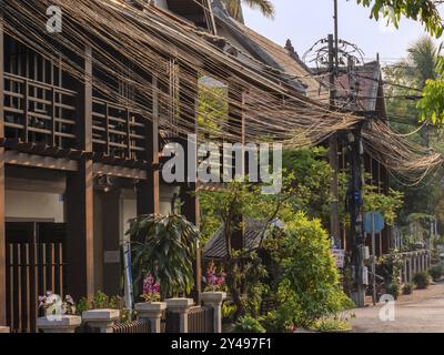 LAOS, LUANG PRABANG, CIRCUIT ÉLECTRIQUE DANS UNE RUE Banque D'Images