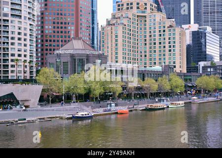 La rivière Yarra, la promenade de Southbank et Southgate Restaurant and Shopping Centre de Princes Bridge, Melbourne, Victoria, Australie. Banque D'Images