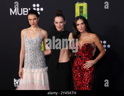 Los Angeles, États-Unis. 16 septembre 2024. (G-d) Margaret Qualley, Coralie Fargeat et demi Moore assistent à la première à Los Angeles de 'The substance' à la Directors Guild of America à Los Angeles le lundi 16 septembre 2024. Scénario : Elisabeth Sparkle, réputée pour un spectacle d'aérobic, subit un coup dévastateur pour son 50e anniversaire alors que son patron la vire. Au milieu de sa détresse, un laboratoire lui offre une substance qui promet de la transformer en une version améliorée d'elle-même. Photo de Greg Grudt/UPI crédit : UPI/Alamy Live News Banque D'Images