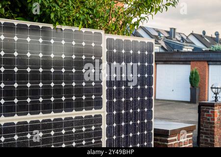 Solarzaun, Solarpanele als Gartenzaun und Sichtschutz an einer Straße in Langenfeld, Deutschland Langenfeld Nordrhein-Westfalen Deutschland *** Solar Banque D'Images