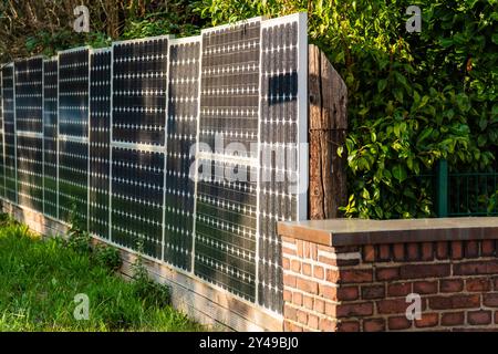 Solarzaun, Solarpanele als Gartenzaun und Sichtschutz an einer Straße in Langenfeld, Deutschland Langenfeld Nordrhein-Westfalen Deutschland *** Solar Banque D'Images