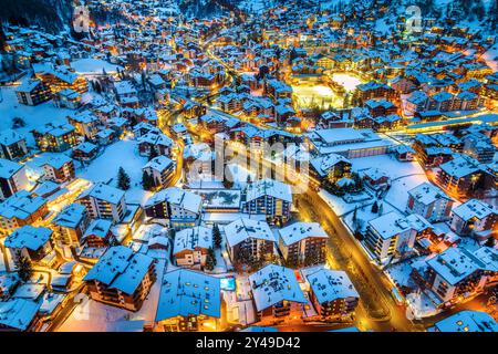 Vue aérienne du village de Zermatt la nuit en hiver, Suisse. Banque D'Images