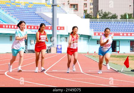 Urumqi. 17 septembre 2024. La photo prise en septembre 2023 montre Jumu (1er R) en compétition lors des 7èmes Jeux paralympiques de la région autonome ouïgur du Xinjiang, au nord-ouest de la Chine. Crédit : Xinhua/Alamy Live News Banque D'Images