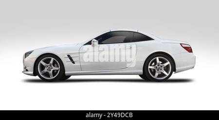 Mercedes Benz SL550 roadster car, vue de côté isolé sur fond blanc Banque D'Images