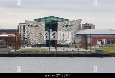 Belfast, Royaume-Uni. 16 septembre 2024 : Titanic Belfast, une attraction touristique majeure du port. Le musée du patrimoine maritime est situé dans le Titanic Quarter, anciennement partie du constructeur naval Harland & Wolff. Le déclin de la construction navale en Irlande du Nord a conduit à la réduction des effectifs des chantiers navals et à l'application d'un plan de développement urbain majeur sur le site de friches industrielles. Le chantier naval entre dans l'administration, une procédure d'insolvabilité au Royaume-Uni, pour une deuxième fois en 5 ans. Depuis sa création en 1861, 2 000 navires, navires offshore ou structures métalliques ont vu le jour dans les chantiers navals H&W. Crédit : Kevin Izorce/Alamy Live News Banque D'Images