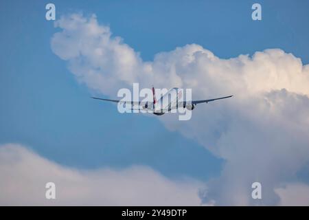 Flugzeug beim Start am Flughafen Zürich. LUFTFAHRZEUGKENNZEICHEN : HB-JNK, SUISSE, BOEING 777-300ER. // 06.08.2024 : Zürich, Schweiz *** décollage d'un appareil à l'aéroport de Zurich immatriculation de l'appareil HB JNK, SWISS, BOEING 777 300ER 06 08 2024 Zurich, Suisse Banque D'Images