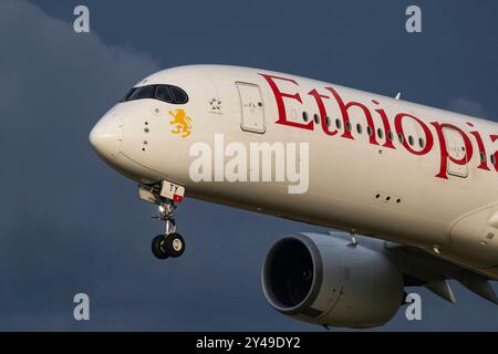 Flugzeug am Flughafen Zürich. Luftfahrzeugkennzeichen : ET-ATY, Airbus A350-941, Ethiopian Airlines. // 07.08.2024 : Zürich, Schweiz *** avion à l'aéroport de Zurich immatriculation de l'avion et ATY, Airbus A350 941, Ethiopian Airlines 07 08 2024 Zurich, Suisse Banque D'Images