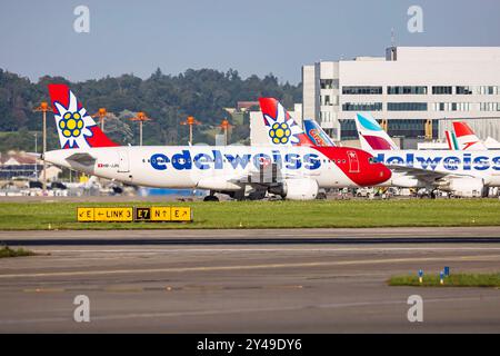 Flugzeug am Flughafen Zürich. LUFTFAHRZEUGKENNZEICHEN : HB-JJN, EDELWEISS AIR, AIRBUS A320-200. // 06.08.2024 : Zürich, Schweiz *** avion à l'aéroport de Zurich immatriculé HB JJN, EDELWEISS AIR, AIRBUS A320 200 06 08 2024 Zurich, Suisse Banque D'Images