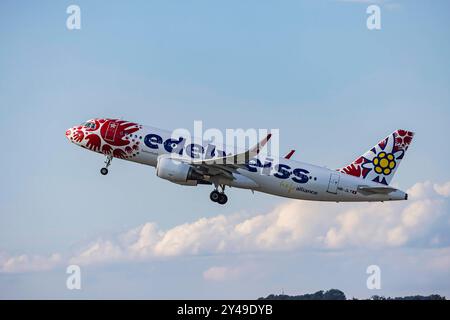 Flugzeug am Flughafen Zürich. LUFTFAHRZEUGKENNZEICHEN : HB-JLT, EDELWEISS AIR, AIRBUS A320-200. Peint dans les couleurs spéciales Help Alliance. // 06.08.2024 : Zürich, Schweiz *** avion à l'aéroport de Zurich immatriculation HB JLT, EDELWEISS AIR, AIRBUS A320 200 peint en couleurs spéciales Help Alliance 06 08 2024 Zurich, Suisse Banque D'Images