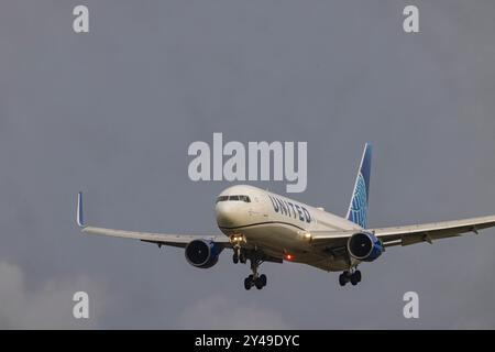 Flugzeug am Flughafen Zürich. LUFTFAHRZEUGKENNZEICHEN : N641UA, UNITED AIRLINES, BOEING 767-300. Dieses Flugzeug ist 33,5 Jahre alt. // 07.08.2024 : Zürich, Schweiz *** avion à l'aéroport de Zurich immatriculation de l'avion N641UA, UNITED AIRLINES, BOEING 767 300 cet avion a 33,5 ans 07 08 2024 Zurich, Suisse Banque D'Images