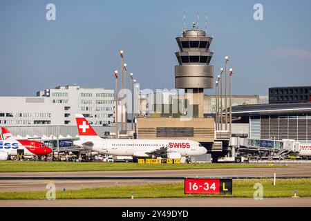 Flugzeug der Fluggesellschaft SWISS am Flughafen Zürich, Tour. // 06.08.2024 : Zürich, Schweiz *** SWISS Airline Aircraft at Zurich Airport, Tower 06 08 2024 Zurich, Switzerland Banque D'Images