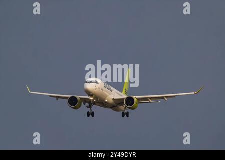 Flugzeug am Flughafen Zürich. Luftfahrzeugkennzeichen : YL-AAQ, Airbus A220-300, Air Baltic. // 07.08.2024 : Zürich, Schweiz *** avion à l'aéroport de Zurich immatriculation de l'avion YL AAQ, Airbus A220 300, Air Baltic 07 08 2024 Zurich, Suisse Banque D'Images