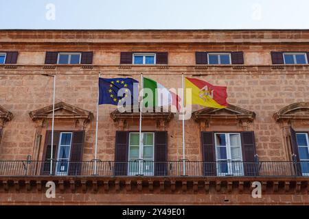 Drapeaux de l'Union européenne, italien et sicilien sur Palazzo dei Normanni, Palerme Banque D'Images