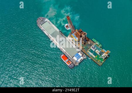 Drague de sable sur des plates-formes flottantes dans l'océan. Banque D'Images