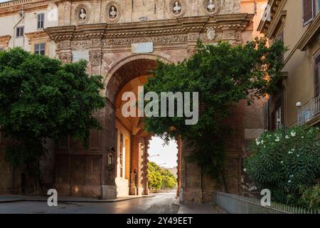 Archway détaillé de Porta Nuova à Palerme, Sicile Banque D'Images