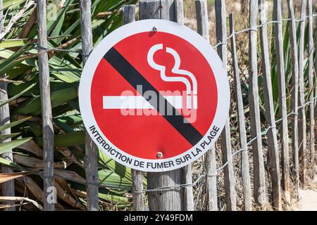 Un panneau « No Smoking on the Beach » à le Barcares dans le sud de la France. Banque D'Images