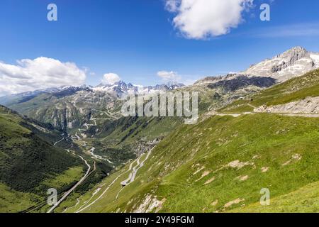 Blick vom Furkapass auf Gletsch und die Serpentinen des Grimselpass. // 10.08.2024 : Obergoms, Kanton Wallis, Schweiz *** vue du col de Furka à Gletsch et les serpentins du col de Grimsel 10 08 2024 Obergoms, canton Valais, Suisse Banque D'Images