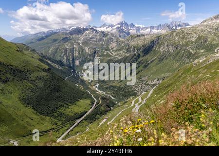 Blick vom Furkapass auf Gletsch und die Serpentinen des Grimselpass. // 10.08.2024 : Obergoms, Kanton Wallis, Schweiz *** vue du col de Furka à Gletsch et les serpentins du col de Grimsel 10 08 2024 Obergoms, canton Valais, Suisse Banque D'Images