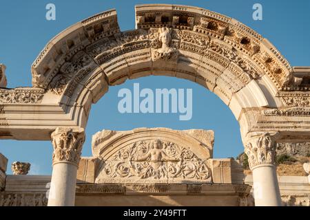 Temple d'Hadrien dans l'ancienne ville d'Éphèse à Kusadasi Banque D'Images