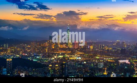 Vue aérienne du paysage urbain de Taipei au coucher du soleil à Taiwan. Banque D'Images