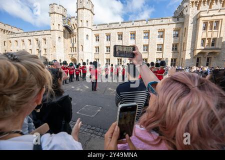 Ville de Londres, Royaume-Uni. 16 septembre 2024. Le Royal Regiment of Fusiliers marche à travers la ville de Londres pour leur 350e année, exerçant leur liberté de la ville et pour marquer le centenaire du privilège accordé au régiment. Les privilèges datant du 13 octobre 1924 permettent au Régiment d'exercer son droit de marcher dans la City de Londres avec des tambours battant, des couleurs volantes et des baïonnettes fixées dans un défilé de la Tour de Londres au Guildhall où le régiment est examiné par le Lord Mayor de la City de Londres et le commandant des premiers fusiliers, le lieutenant-colonel James fer Banque D'Images