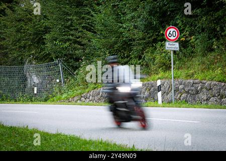 Deutschland 07. Septembre 2024 : Im Bild : dieses Verkehrsschild zeigt, eine Zulässige Höchstgeschwindigkeit von 60 km/h. Es ist ein Vorschriftszeichen sous forme de runder. Darunter ist ein Zusatzzeichen, Welches auf Radarkontrolle hinweist. IM Vordergrund fährt ein Motorrad. *** Allemagne 07 septembre 2024 dans l'image ce panneau de signalisation indique une limite de vitesse de 60 km h C'est un panneau réglementaire de forme ronde ci-dessous c'est un panneau supplémentaire indiquant les radars au premier plan une moto roule Copyright : xFotostandx/xGelhotx Banque D'Images