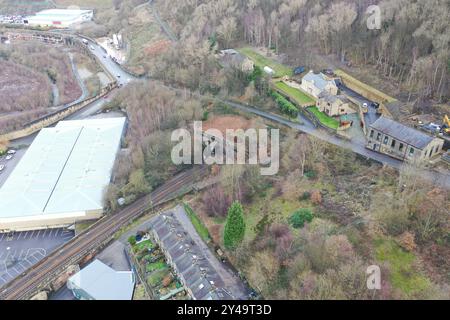 Photo aérienne par drone du centre-ville de Halifax dans le West Yorkshire montrant les vieux bâtiments historiques et la gare par une journée brumeuse Banque D'Images