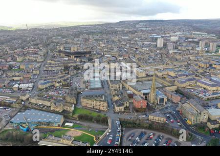 Photo aérienne par drone du centre-ville de Halifax dans le West Yorkshire montrant le vieux bâtiment historique par une journée brumeuse en hiver Banque D'Images