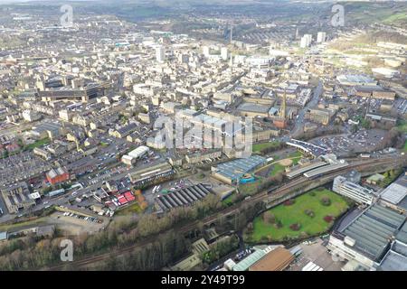 Photo aérienne par drone du centre-ville de Halifax dans le West Yorkshire montrant les vieux bâtiments historiques et la gare par une journée brumeuse Banque D'Images