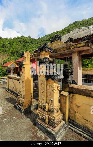 Temple hindou dans ce parc touristique avec une tour de paix, des maisons de culte de 5 religions majeures et fumeroles. Bukit Kasih, Minahasa, Nth Sulawesi, Indonésie Banque D'Images