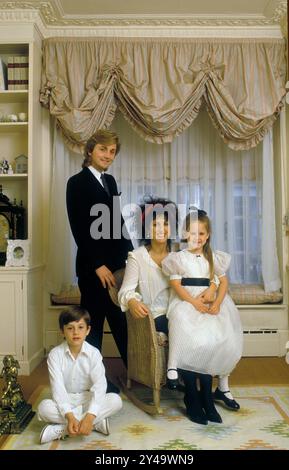 Elizabeth et David Emanuel créateurs de mode 1981. The Emanuel Shop, leur studio essayant dans Brook Street leurs enfants, Oliver et Eloise Londres, Angleterre Royaume-Uni 1980s HOMER SYKES. Banque D'Images