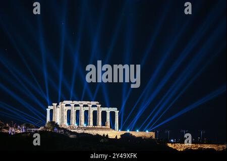 Inauguration de la nouvelle illumination du temple de Poséidon dans Sounion Temple de Poséidon au cap Sounion lors de l'inauguration officielle de la nouvelle illumination par le premier ministre grec Kyriakos Mitsotakis et la ministre de la culture Lina Mendoni. Ce nouveau système d’éclairage, conçu par Eleftheria Deko, vise à souligner l’importance archéologique et architecturale du monument. Sounion Grèce Copyright : xNicolasxKoutsokostasxNicolasxKoutsokostasx DSC 202409160782 Banque D'Images