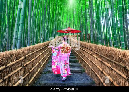 Forêt de bambous. Asian woman wearing kimono traditionnel japonais à Forêt de bambous à Kyoto, au Japon. Banque D'Images