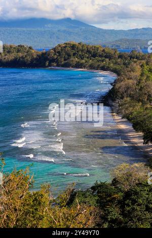 Vue au sud de Paal Beach & Tangkoko nature Reserve au-delà de Pulisan Resort & plage ci-dessous. Pulisan, Minahasa Highlands, Sulawesi du Nord, Indonésie Banque D'Images