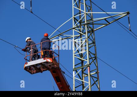 Temny Dul, Trutnov. 17 septembre 2024. Des ingénieurs en électricité réparent des lignes électriques endommagées à Temny Dul, Trutnov, région de Hradec Kralove, le 17 septembre 2024. Crédit : David Tanecek/CTK photo/Alamy Live News Banque D'Images