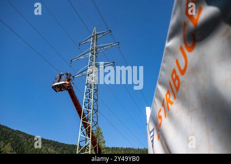 Temny Dul, Trutnov. 17 septembre 2024. Des ingénieurs en électricité réparent des lignes électriques endommagées à Temny Dul, Trutnov, région de Hradec Kralove, le 17 septembre 2024. Crédit : David Tanecek/CTK photo/Alamy Live News Banque D'Images