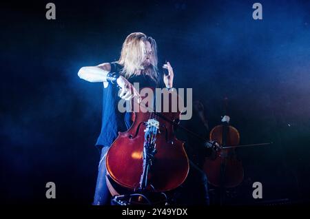 Eicca Toppinen d'Apocalyptica jouant au Gagarin 205 Live Music Space, Athènes / Grèce, septembre 2024 Banque D'Images