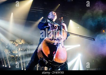 Paavo Lötjönen d'Apocalyptica en concert à Gagarin 205 Live Music Space, Athènes / Grèce, septembre 2024 Banque D'Images