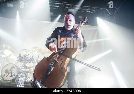 Paavo Lötjönen d'Apocalyptica en concert à Gagarin 205 Live Music Space, Athènes / Grèce, septembre 2024 Banque D'Images