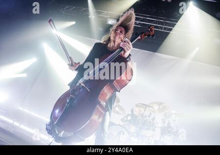 Eicca Toppinen d'Apocalyptica jouant au Gagarin 205 Live Music Space, Athènes / Grèce, septembre 2024 Banque D'Images