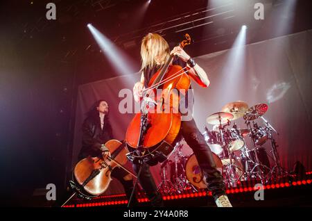 Eicca Toppinen d'Apocalyptica jouant au Gagarin 205 Live Music Space, Athènes / Grèce, septembre 2024 Banque D'Images