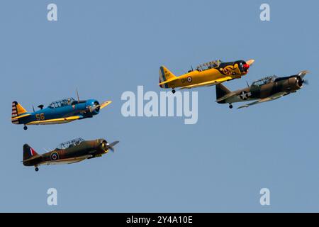 Melun Villaroche, France. 15 septembre 2024. Chasseurs T-6 nord-américains en vol le 15 septembre 2024 à l'aéroport de Melun-Villaroche. Le salon aérien Air Legend est un événement qui a lieu chaque année, pendant le deuxième week-end de septembre, à l’aérodrome de Melun-Villaroche, à 40 km au sud-est de Paris, en France. Ce spectacle exceptionnel présente des démonstrations de vol d’avions légendaires, rarement ou jamais vus en France. Photo de Denis Prezat/ABACAPRESS. COM Credit : Abaca Press/Alamy Live News Banque D'Images