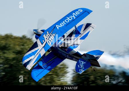 Melun Villaroche, France. 15 septembre 2024. Un avion de voltige Jet Pitts en vol le 15 septembre 2024 à l'aéroport de Melun-Villaroche. Le salon aérien Air Legend est un événement qui a lieu chaque année, pendant le deuxième week-end de septembre, à l’aérodrome de Melun-Villaroche, à 40 km au sud-est de Paris, en France. Ce spectacle exceptionnel présente des démonstrations de vol d’avions légendaires, rarement ou jamais vus en France. Photo de Denis Prezat/ABACAPRESS. COM Credit : Abaca Press/Alamy Live News Banque D'Images