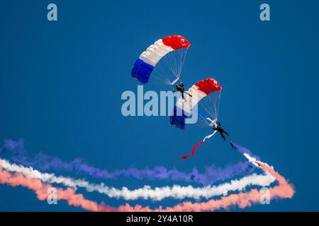 Melun Villaroche, France. 15 septembre 2024. Parachutistes en vol le 15 septembre 2024 à l'aéroport de Melun-Villaroche. Le salon aérien Air Legend est un événement qui a lieu chaque année, pendant le deuxième week-end de septembre, à l’aérodrome de Melun-Villaroche, à 40 km au sud-est de Paris, en France. Ce spectacle exceptionnel présente des démonstrations de vol d’avions légendaires, rarement ou jamais vus en France. Photo de Denis Prezat/ABACAPRESS. COM Credit : Abaca Press/Alamy Live News Banque D'Images