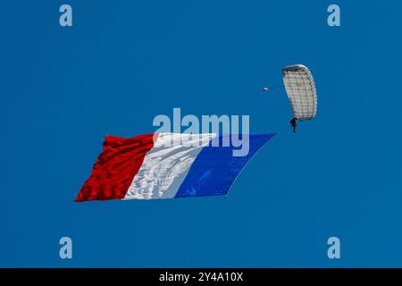 Melun Villaroche, France. 15 septembre 2024. Un parachutiste en vol le 15 septembre 2024 à l'aéroport de Melun-Villaroche. Le salon aérien Air Legend est un événement qui a lieu chaque année, pendant le deuxième week-end de septembre, à l’aérodrome de Melun-Villaroche, à 40 km au sud-est de Paris, en France. Ce spectacle exceptionnel présente des démonstrations de vol d’avions légendaires, rarement ou jamais vus en France. Photo de Denis Prezat/ABACAPRESS. COM Credit : Abaca Press/Alamy Live News Banque D'Images
