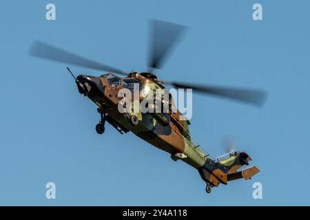 Melun Villaroche, France. 15 septembre 2024. Un hélicoptère d'attaque Eurocopter Tiger en vol le 15 septembre 2024 à l'aéroport de Melun-Villaroche. Le salon aérien Air Legend est un événement qui a lieu chaque année, pendant le deuxième week-end de septembre, à l’aérodrome de Melun-Villaroche, à 40 km au sud-est de Paris, en France. Ce spectacle exceptionnel présente des démonstrations de vol d’avions légendaires, rarement ou jamais vus en France. Photo de Denis Prezat/ABACAPRESS. COM Credit : Abaca Press/Alamy Live News Banque D'Images